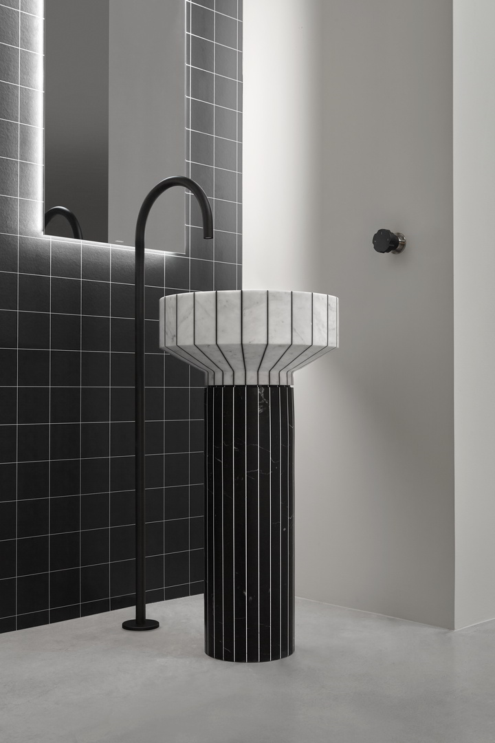Like a classic element, it conveys an ideal of absolute beauty.