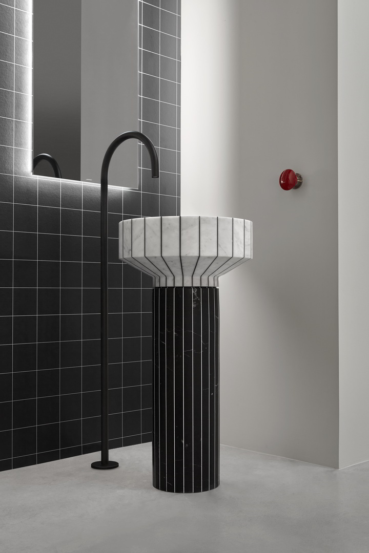 Like a classic element, it conveys an ideal of absolute beauty.