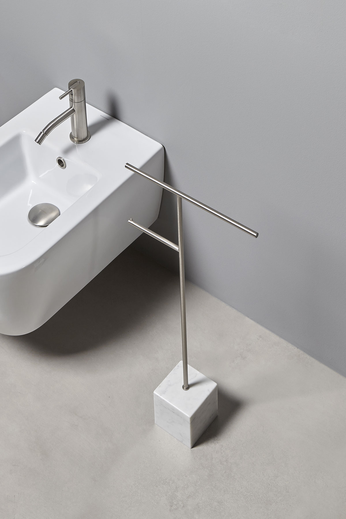 The cubic marble base refers to the precious heritage of the earth