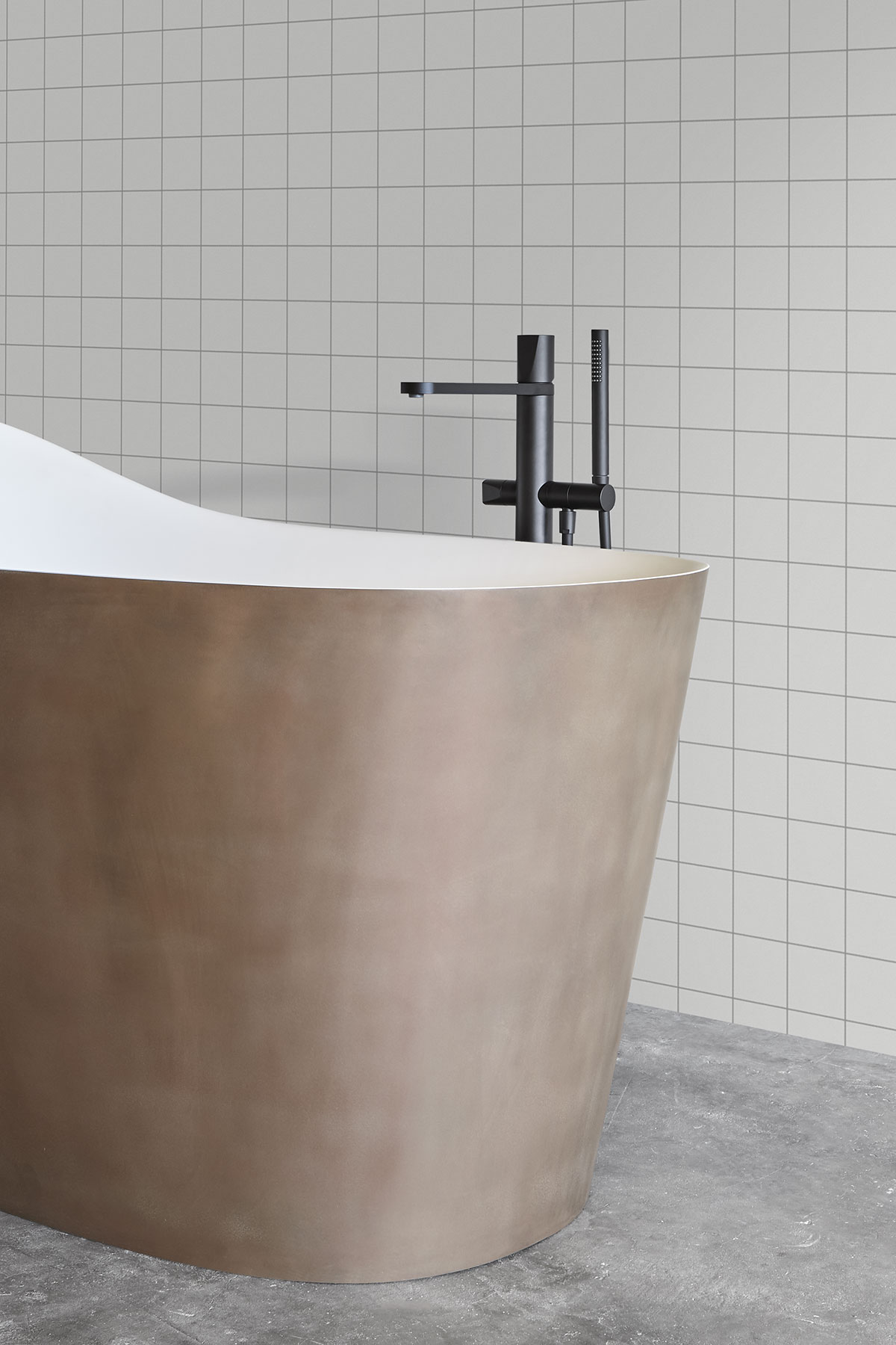Indigo is characterized by its flat spout with a rounded profile and a particular control knob with a sculptural shape.