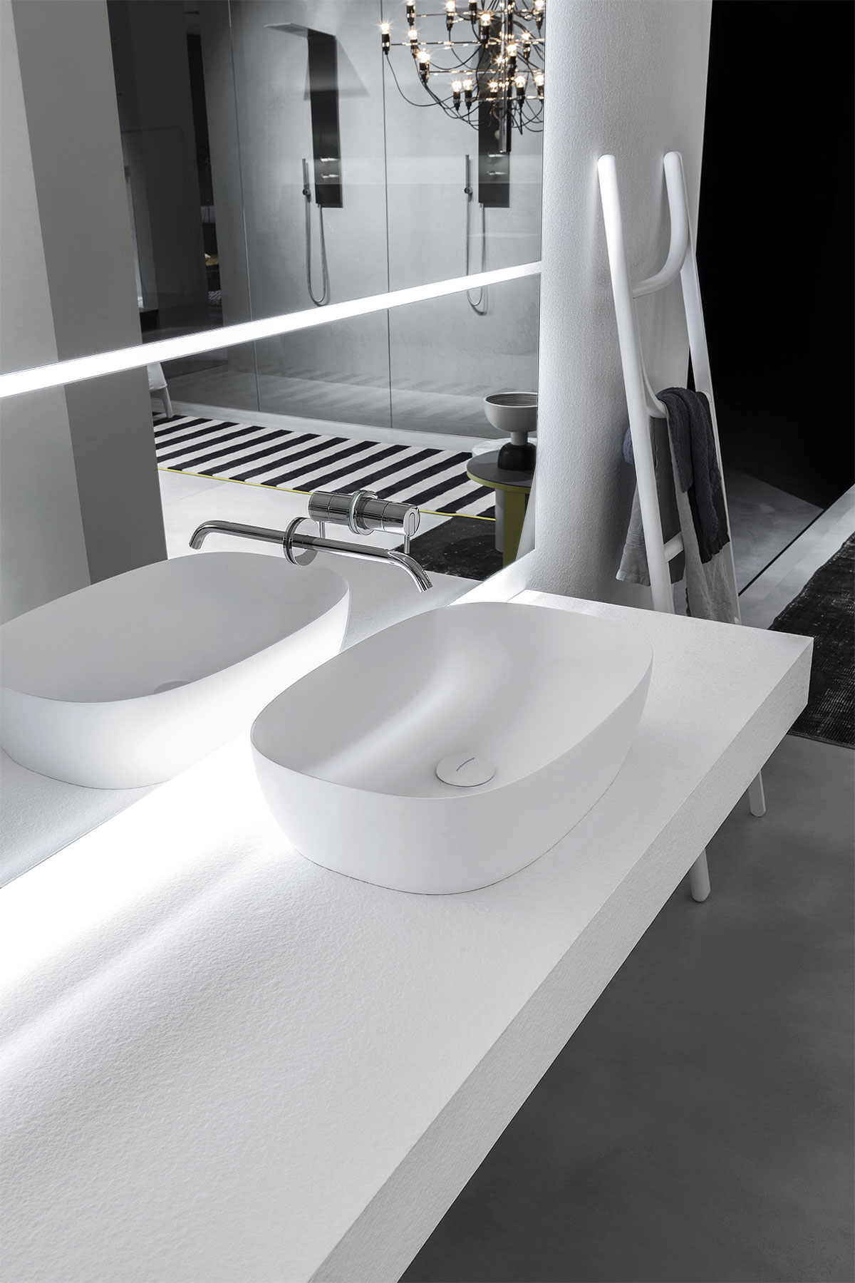Soft, enveloping, sinuous with a thin border to define its volume.