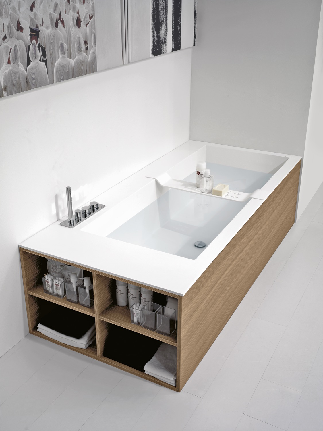 Rich with new meanings, space for accessories and surfaces. 