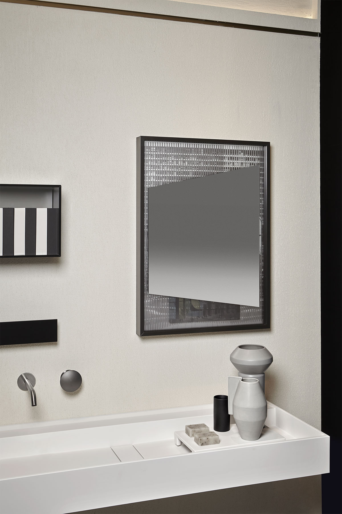 The last mirrored layer establishes a relationship with the observer, who becomes part of the image itself.
