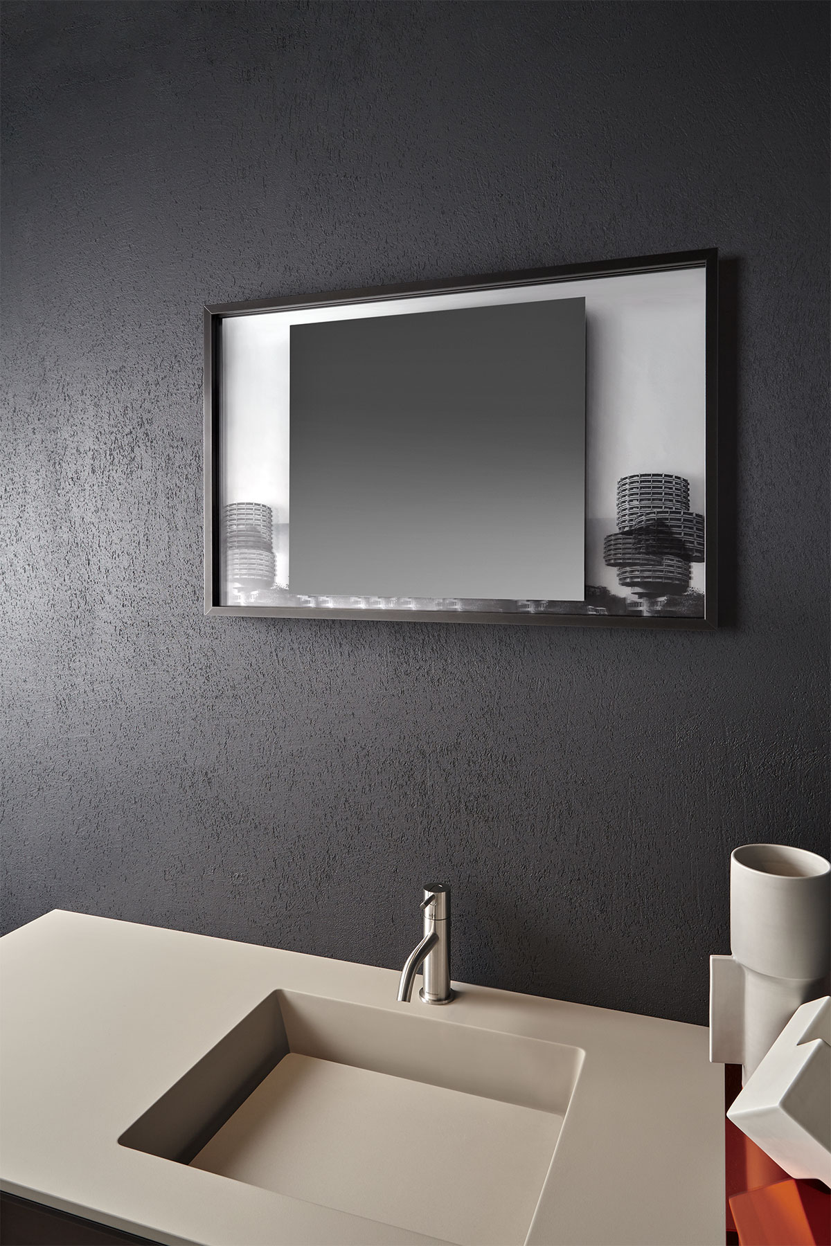 The last mirrored layer establishes a relationship with the observer, who becomes part of the image itself.
