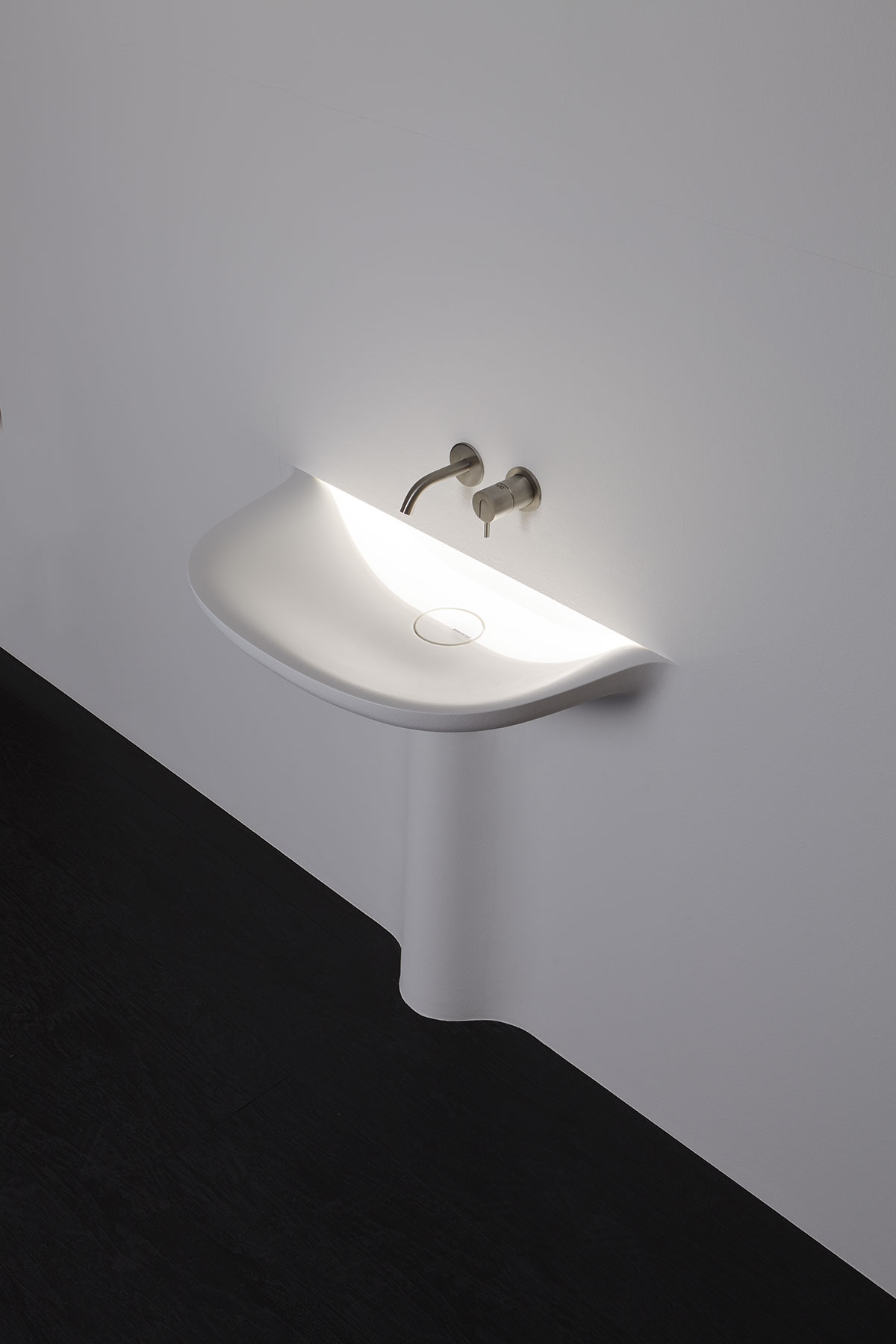 un riferimento esplicito a un’immagine classica reinterpretata attraverso un materiale contemporaneo