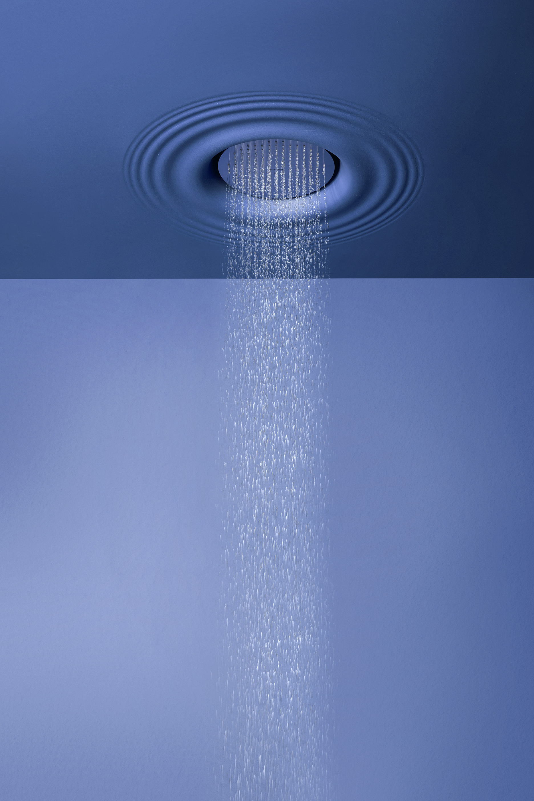 it is a showerhead integrated in the ceiling that reproduces the image of the effect generated by a drop of rain that hits the surface of the water.