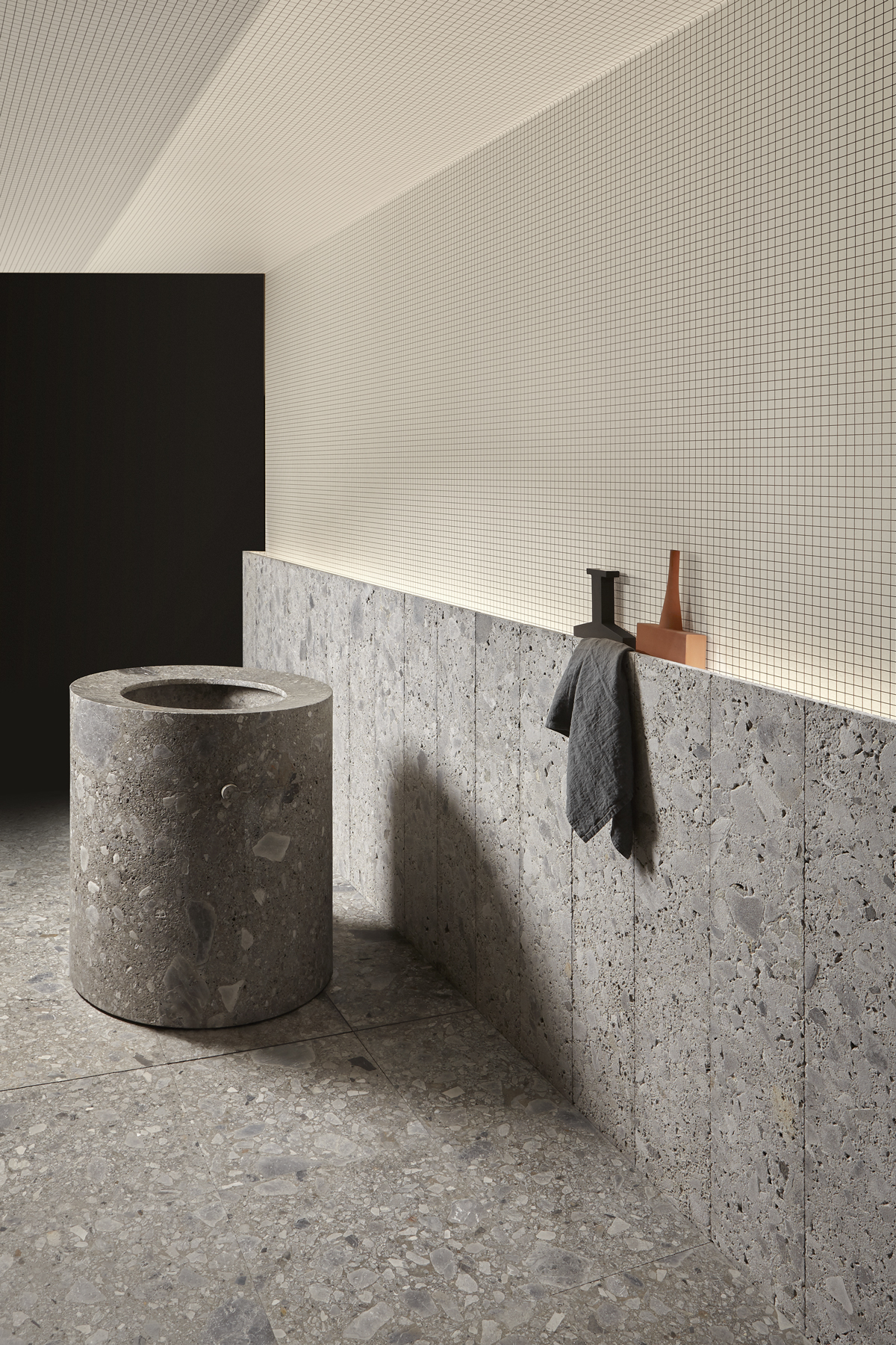 riporta il rito quotidiano del bagno alla sua valenza ancestrale