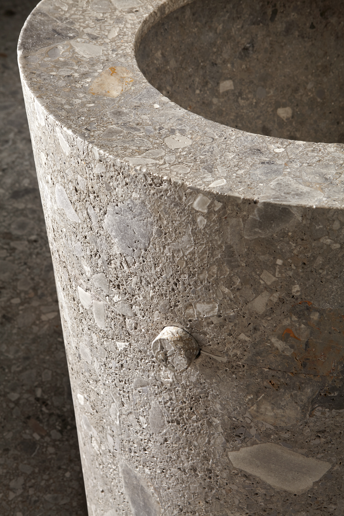 riporta il rito quotidiano del bagno alla sua valenza ancestrale