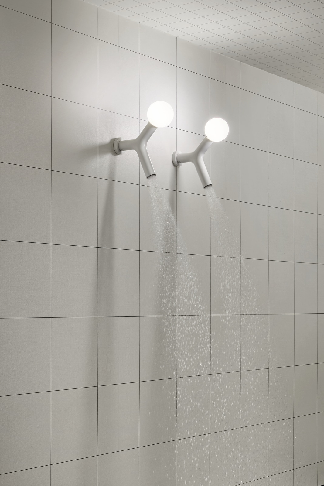the three water-light-fixing branches are conceived equally.