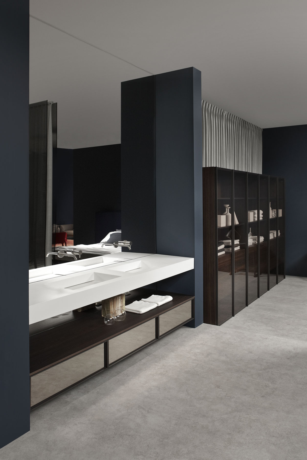 Bespoke is at the same time sleek and materic, versatile and elegant.