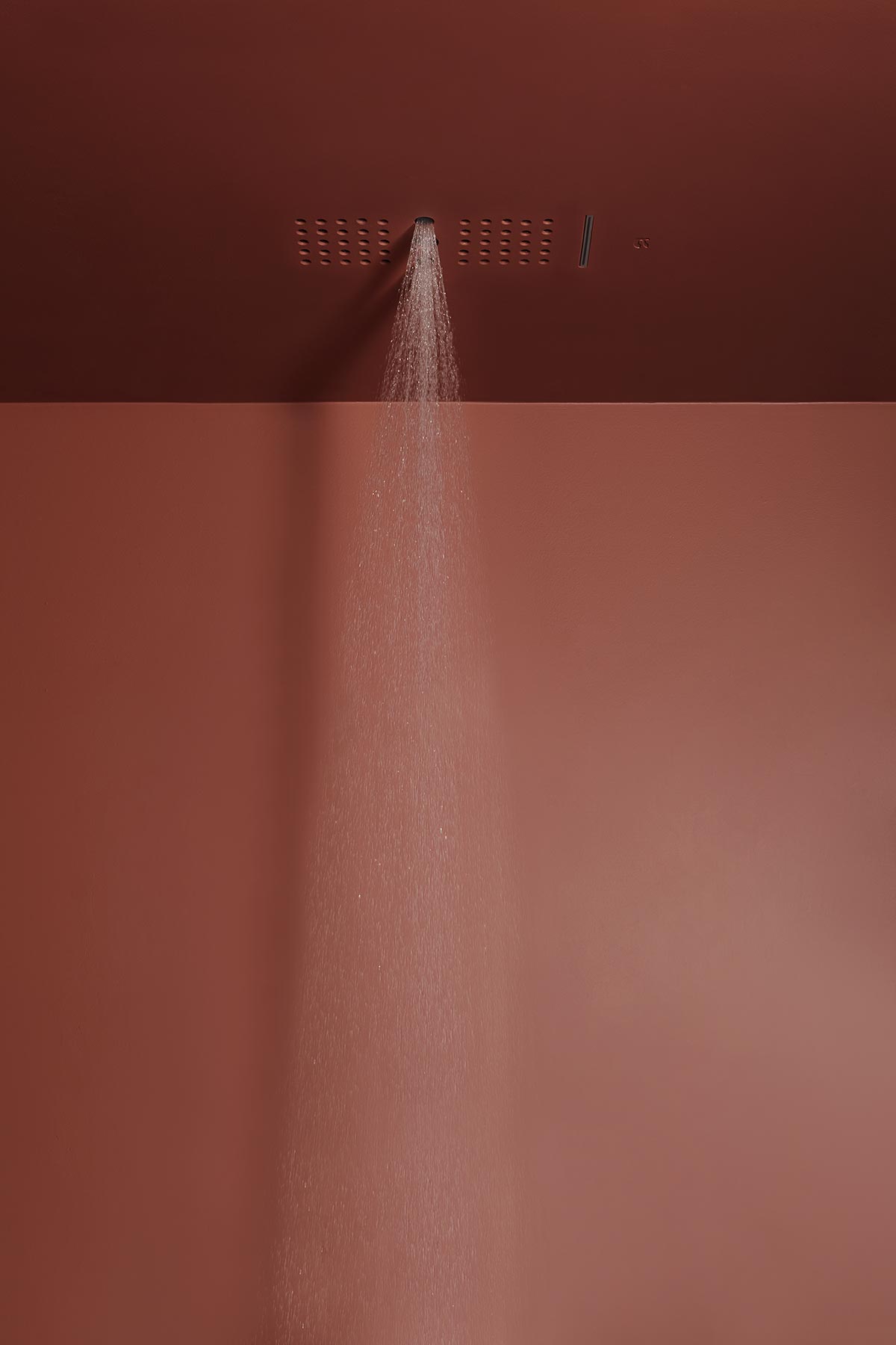 Scompare totalmente alla vista, lasciando all’acqua e al suo effetto rigenerante il ruolo di unica protagonista.