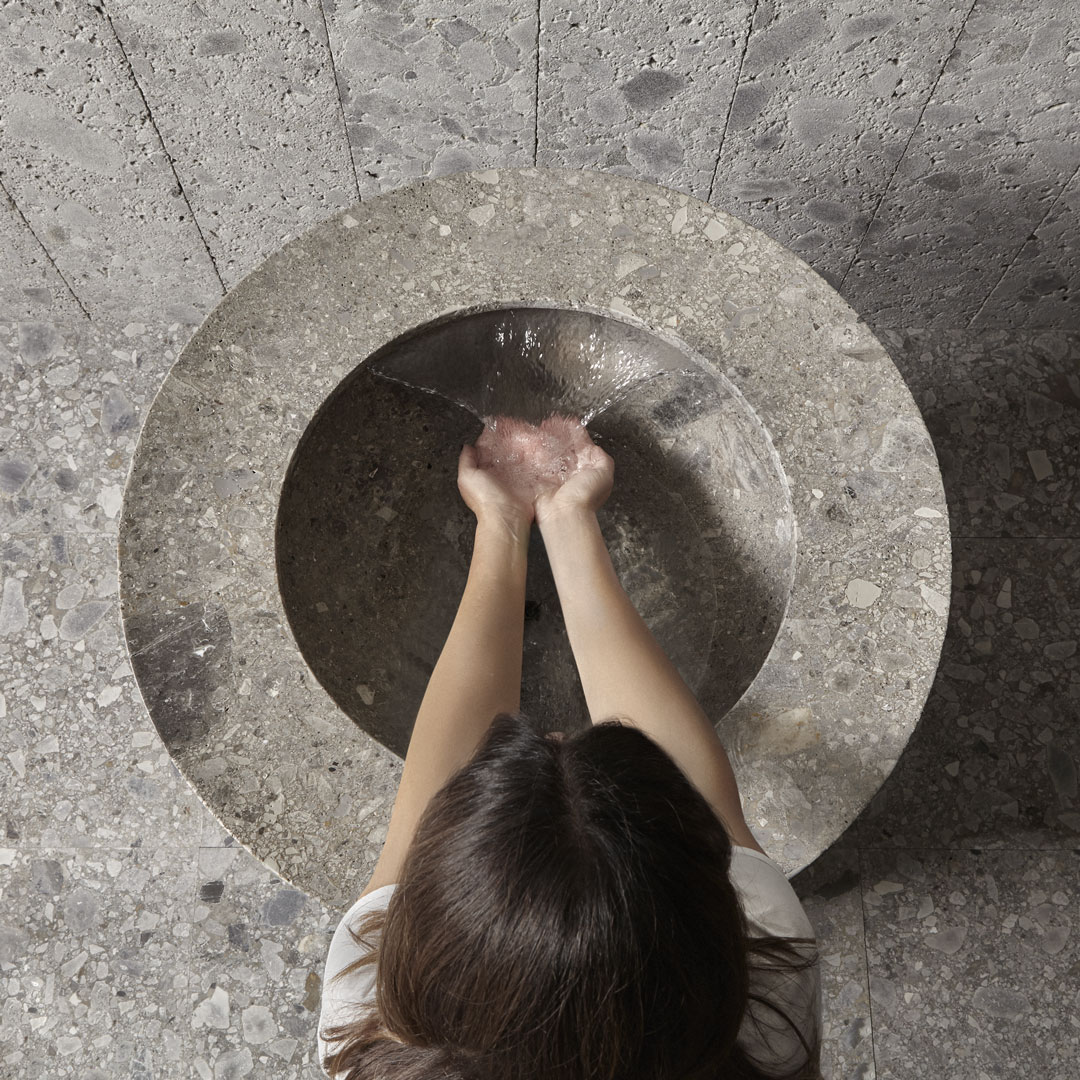 Come linfa che attraversa il corpo, l’acqua scava la pietra