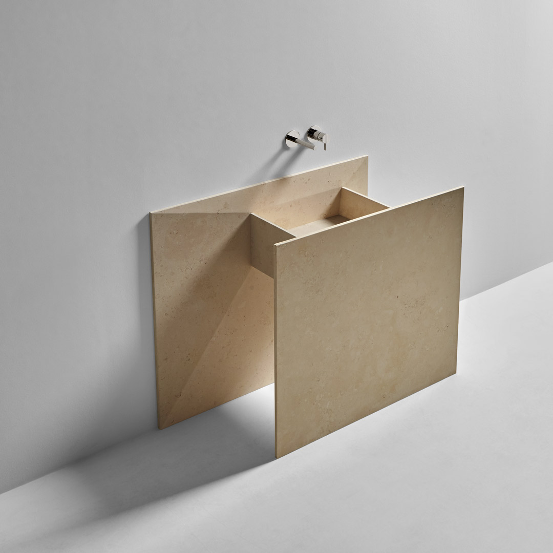 un origami di marmo che sembra essere uscito dalla parete