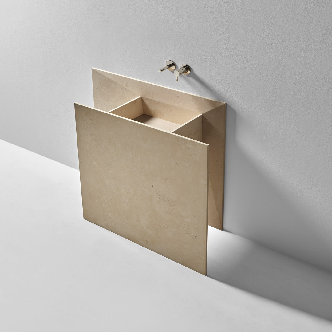un origami di marmo che sembra essere uscito dalla parete