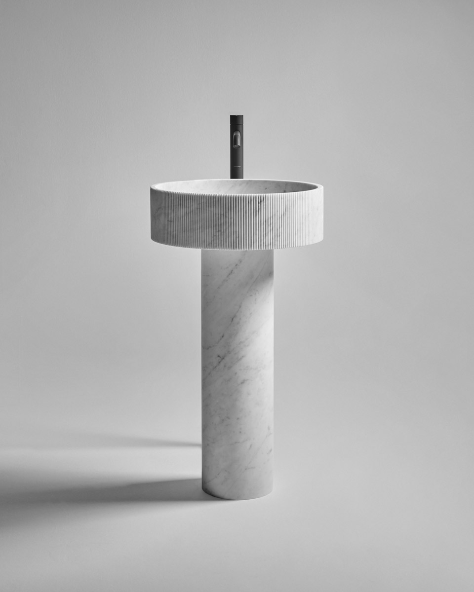 vertical grooves that make its surface vibrant