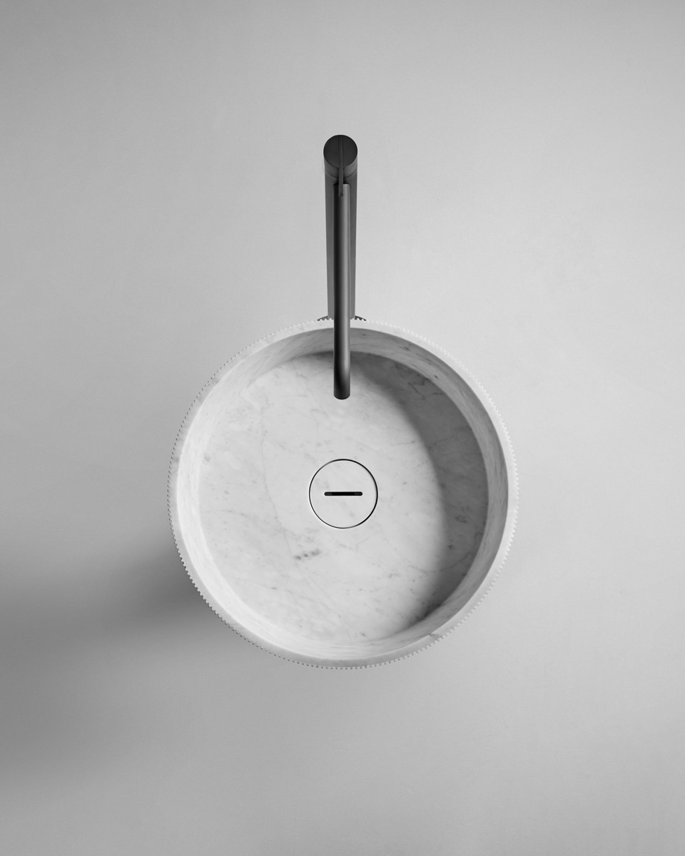 vertical grooves that make its surface vibrant