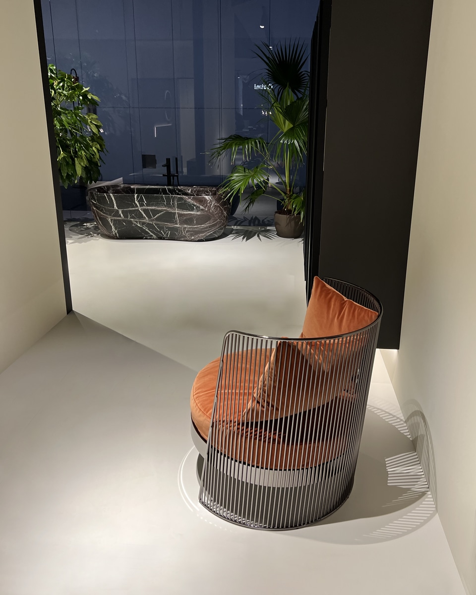 The circular geometry of the seat is the fulcrum of the design