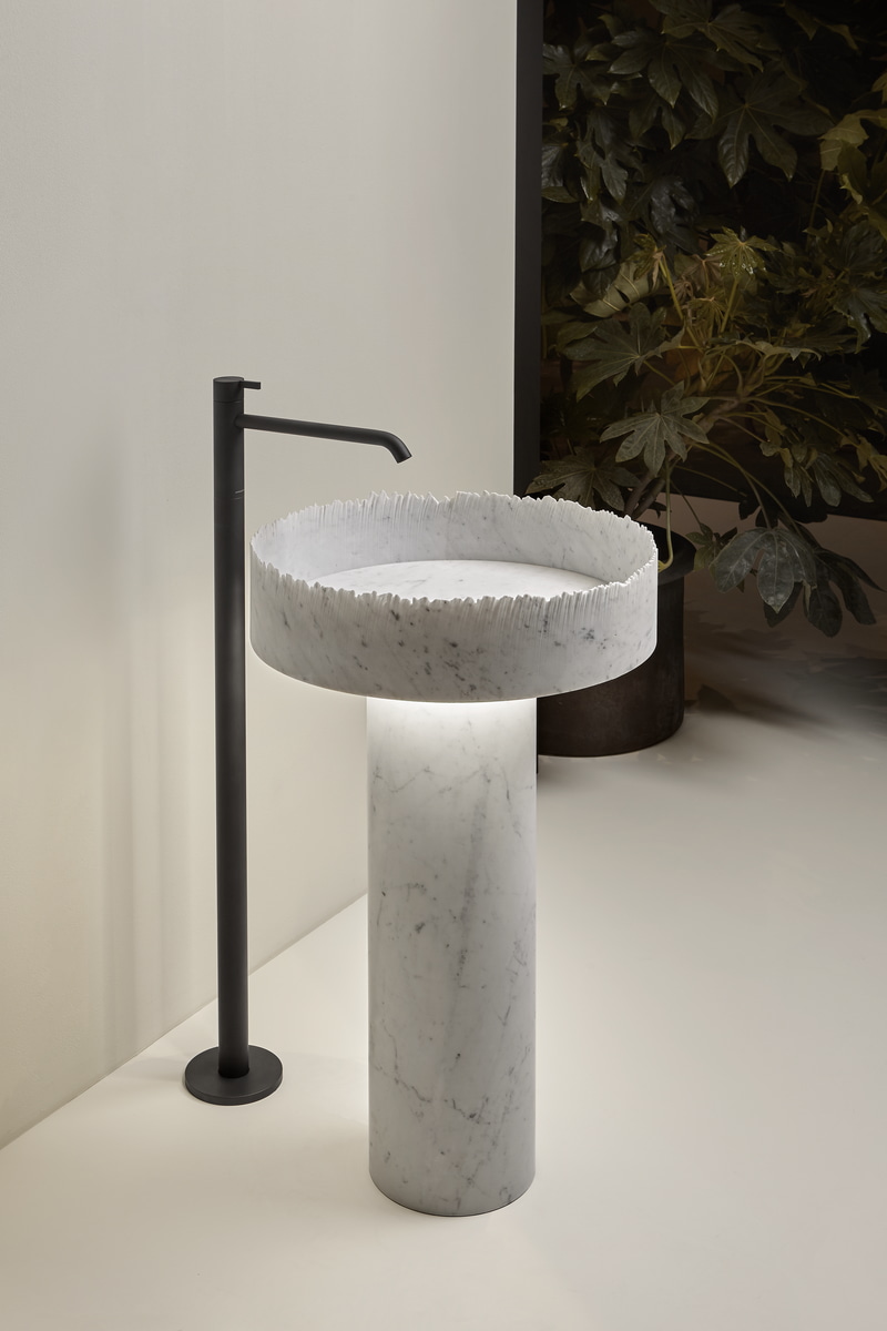 the interpreter of the intense dialogue between water and matter